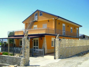  Pleasant Holiday Home with Balcony Veranda Barbecue  Лентини